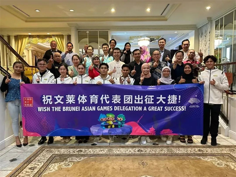 肖建國大使同參加歡送儀式的文方嘉賓、代表團(tuán)成員等合影留念。圖片由使館提供