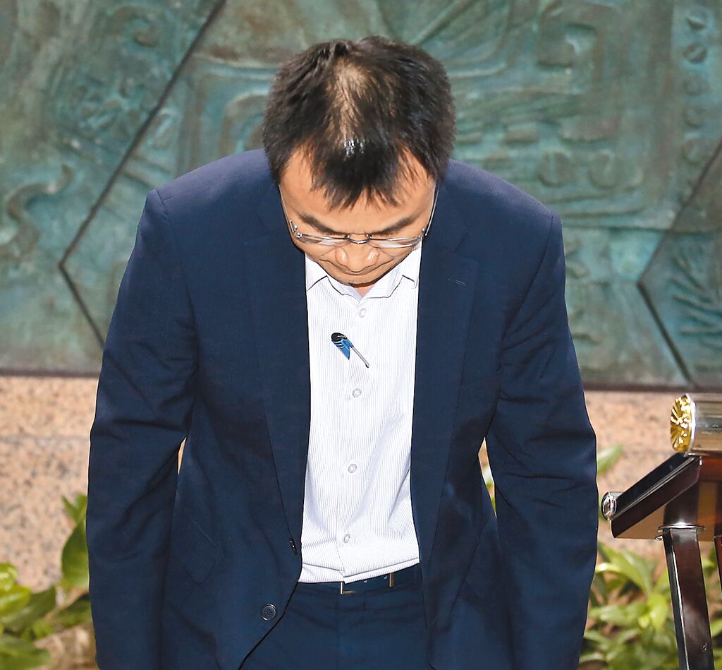 臺(tái)農(nóng)業(yè)部門(mén)負(fù)責(zé)人陳吉仲19日傍晚舉行記者會(huì)說(shuō)明項(xiàng)目進(jìn)口雞蛋議題，當(dāng)日晚間8點(diǎn)在臉書(shū)上宣布辭職。 圖片來(lái)源：臺(tái)灣“中時(shí)新聞網(wǎng)”