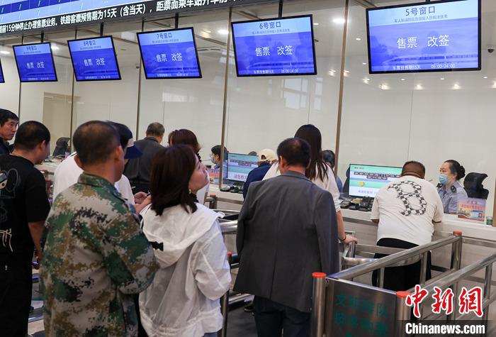9月21日，旅客在北京站售票大廳內(nèi)購買火車票。當(dāng)日，鐵路部門開始發(fā)售10月5日火車票。國鐵集團發(fā)布數(shù)據(jù)顯示，9月13日至20日已發(fā)售火車票1.5億張。鐵路部門將在9月27日至10月1日、10月4日至7日增開200列夜間高鐵，車票已陸續(xù)開始發(fā)售，盡最大努力滿足旅客出行需求。 <a target='_blank' href='/'><p  align=