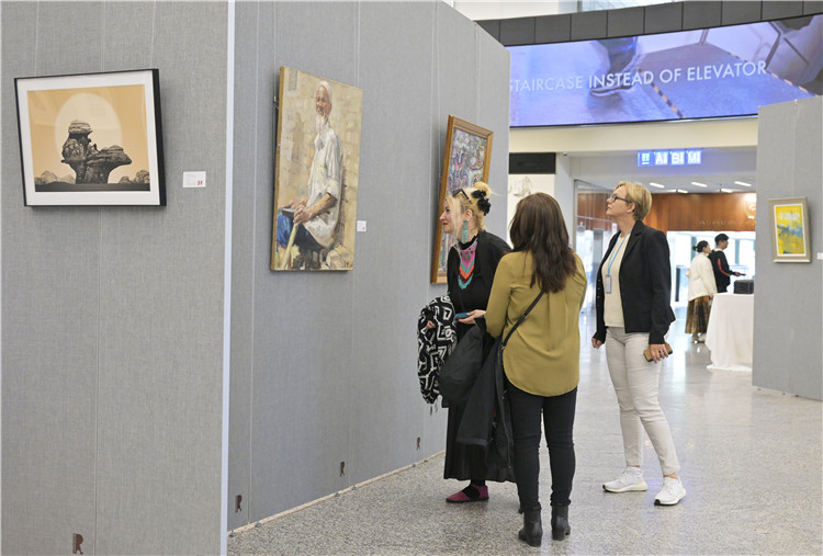 各國外交官在在欣賞中國藝術(shù)家作品。中國常駐維也納代表團(tuán)供圖