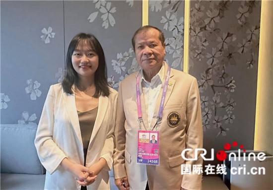 　　△柬埔寨國家奧委會主席、柬埔寨亞運代表團團長唐坤（右）接受記者采訪