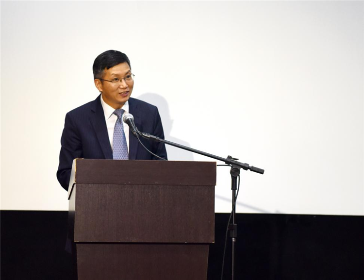 中國(guó)駐圣保羅總領(lǐng)事余鵬在開幕活動(dòng)中致辭。 圣保羅州立大學(xué)孔子學(xué)院供圖