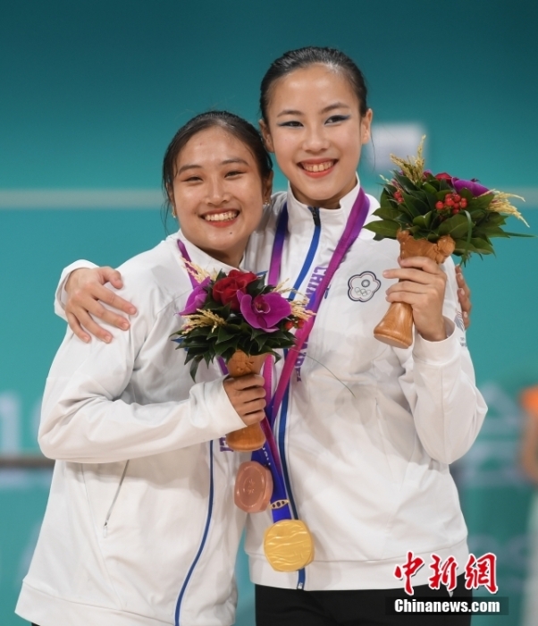 10月7日，杭州第19屆亞運會輪滑項目女子花樣輪滑單人滑長節(jié)目決賽在錢塘輪滑中心舉行。結(jié)合短節(jié)目決賽成績，中國臺北選手洪筱晴(左)以94.38分的總成績奪得女子花樣輪滑單人滑冠軍，中國臺北選手張致如(右)獲得季軍。<a target='_blank' href='/'><p  align=