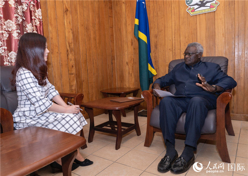 2023年9月14日，所羅門(mén)群島總理梅納西·索加瓦雷在首都霍尼亞拉接受人民網(wǎng)記者專訪。人民網(wǎng) 賀吉攝