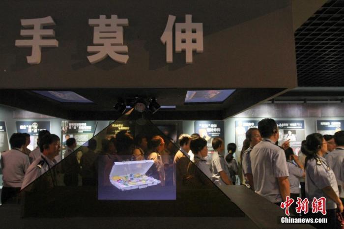 資料圖：2015年10月，海南省公安廳組織黨員干部前往反腐倡廉警示教育基地參觀受教。洪堅(jiān)鵬 攝