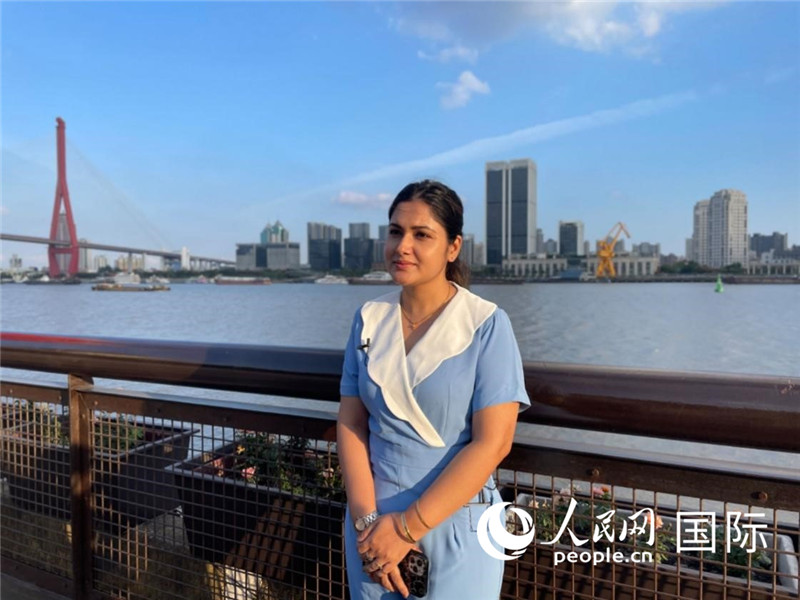孟加拉國(guó)Channel24電視頻道主持人伊斯拉特·阿敏在上海市楊浦濱江接受采訪。 人民網(wǎng)記者 張榮攝