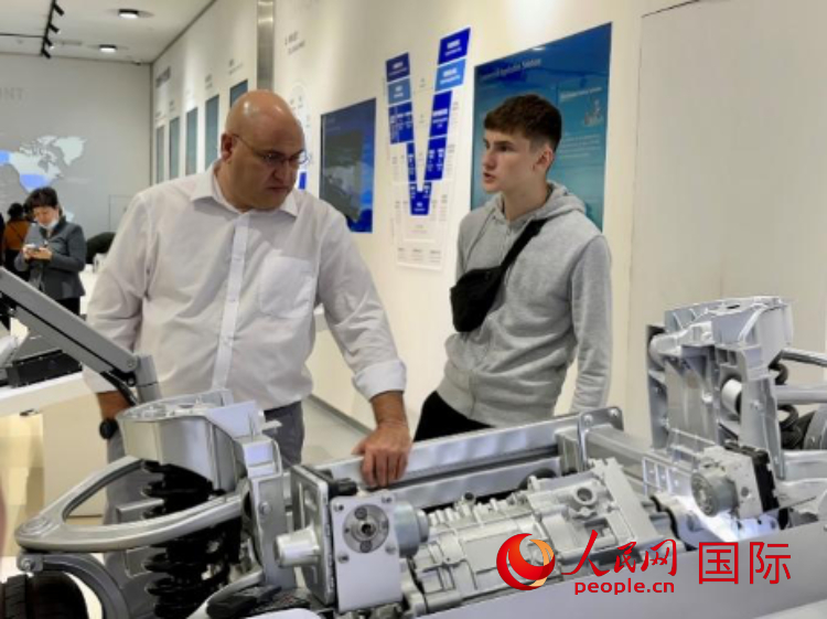 馬耳他瑪格麗特中學(xué)“中國(guó)角”的學(xué)生父親誒特伯特·斯肯布里參觀(guān)福建省寧德市寧德時(shí)代新能源科技股份有限公司。 人民網(wǎng)記者 周雨攝