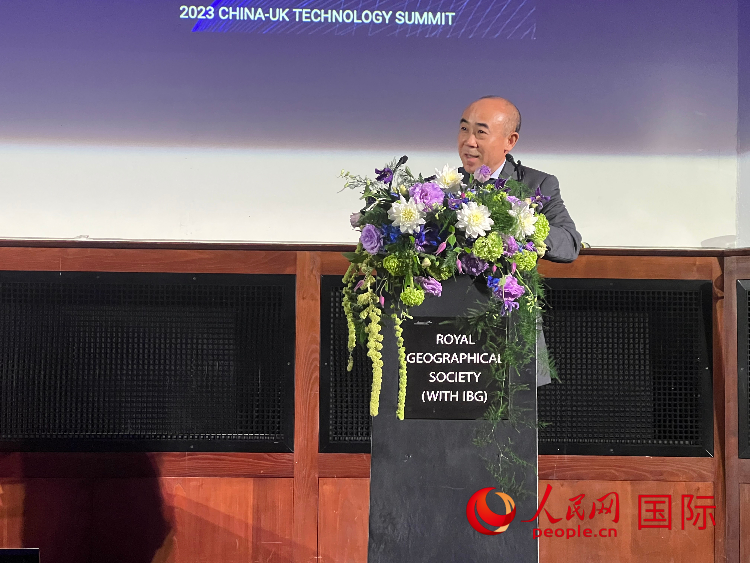 中國駐英國使館科技公參丁明勤發(fā)表致辭。人民網(wǎng)記者 周卓斌攝