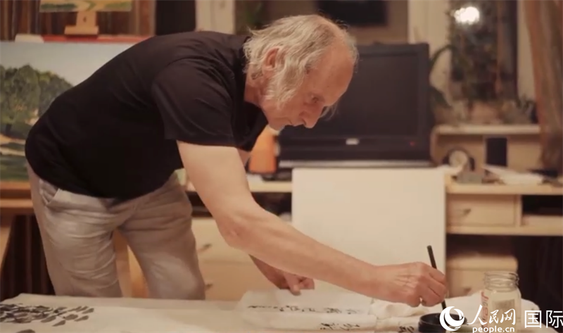 伊戈?duì)枴げ紶枛|諾夫在畫作上題詞。人民網(wǎng)記者 馬天翼攝