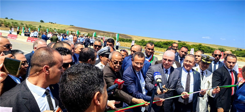 2023年8月12日，阿爾及利亞總理阿卜杜拉赫曼（前右四）參加阿爾及利亞?wèn)|西高速公路東標(biāo)段主線(xiàn)84公里段通車(chē)儀式。中信建設(shè)供圖