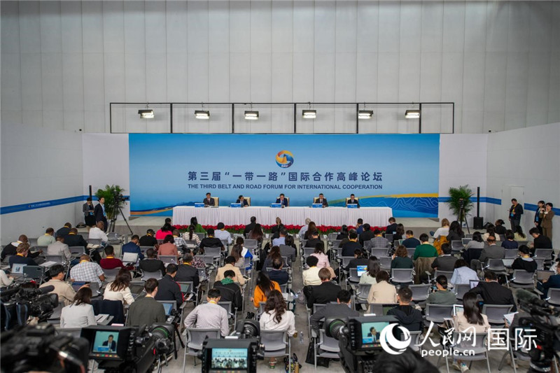 10月16日，第三屆“一帶一路”國際合作高峰論壇新聞中心在北京國家會議中心舉行首場吹風(fēng)會，邀請自然資源部國際合作司和相關(guān)單位負(fù)責(zé)人介紹有關(guān)情況，并回答記者提問。人民網(wǎng)記者 翁奇羽攝