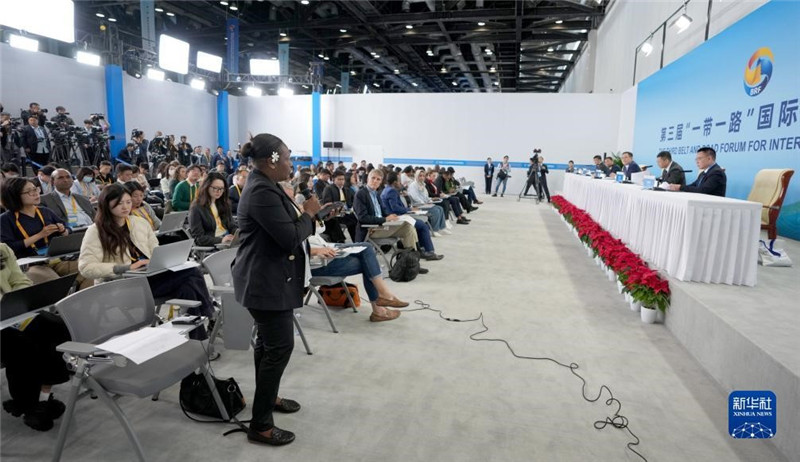 10月16日，第三屆“一帶一路”國際合作高峰論壇新聞中心在北京國家會議中心舉行首場吹風(fēng)會，邀請自然資源部國際合作司和相關(guān)單位負(fù)責(zé)人介紹有關(guān)情況，并回答記者提問。新華社記者 王毓國攝