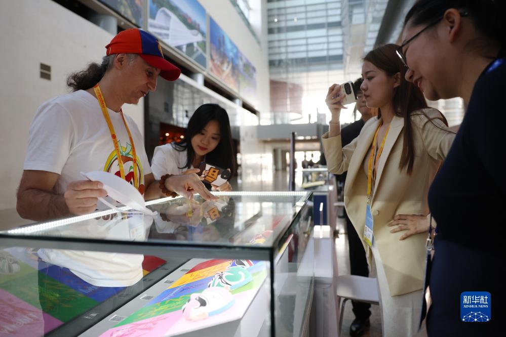 10月16日，參會記者在“一帶一路”國際合作高峰論壇新聞中心參觀展示的中國非物質(zhì)文化遺產(chǎn)展品。新華社記者 陳斌 攝