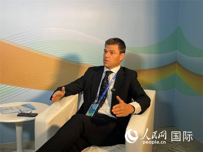 葡中工商會(huì)秘書(shū)長(zhǎng)伯納德?門迪亞接受采訪。 人民網(wǎng)記者 張榮攝