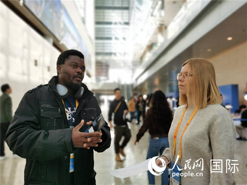 剛果（金）未來集團(tuán)廣播電視部記者雨果-恩澤扎接受人民網(wǎng)采訪。人民網(wǎng) 孫鴻宇攝