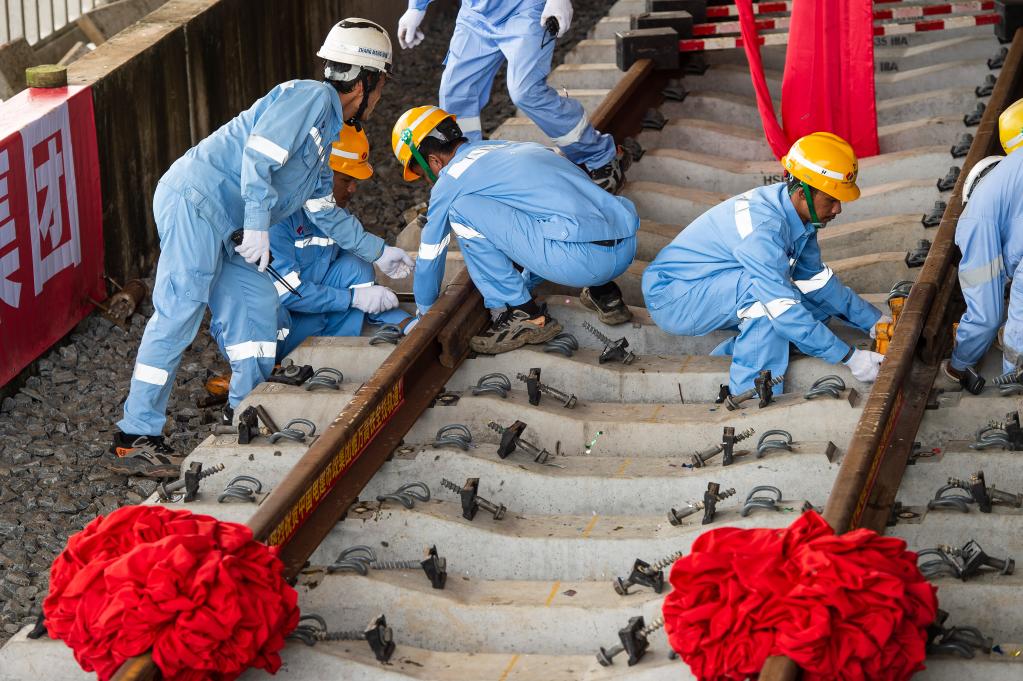 3月31日，在印度尼西亞雅加達(dá)雅萬高鐵哈利姆車站，工人鋪設(shè)雅萬高鐵全線最后一根鋼軌。