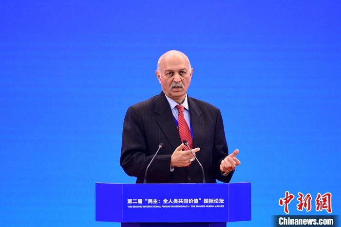 3月23日，第二屆“民主：全人類共同價(jià)值”國際論壇開幕式在北京舉行。圖為巴基斯坦參議院國防委員會(huì)主席穆沙希德·侯賽因在開幕式上作主題發(fā)言。 <a target='_blank' href='/'><p  align=