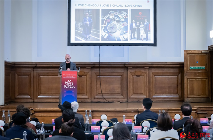 英國(guó)群英創(chuàng)意全球首席執(zhí)行官杰米·撒杰特在現(xiàn)場(chǎng)發(fā)言，分享如何進(jìn)一步提升四川旅游的國(guó)際影響力、吸引更多的英國(guó)游客。人民網(wǎng) 郭錦標(biāo)攝