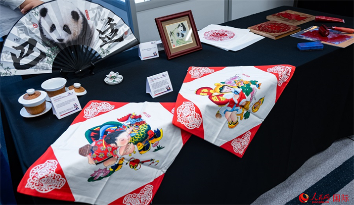 活動(dòng)現(xiàn)場(chǎng)的現(xiàn)場(chǎng)文創(chuàng)展、互動(dòng)體驗(yàn)區(qū)、非遺區(qū)展示。人民網(wǎng) 郭錦標(biāo)攝