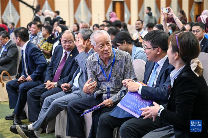 10月21日，在馬來西亞行政首都普特拉賈亞，嘉賓在第五屆中國—東盟視聽周開幕活動上交談。新華社記者 程一恒 攝