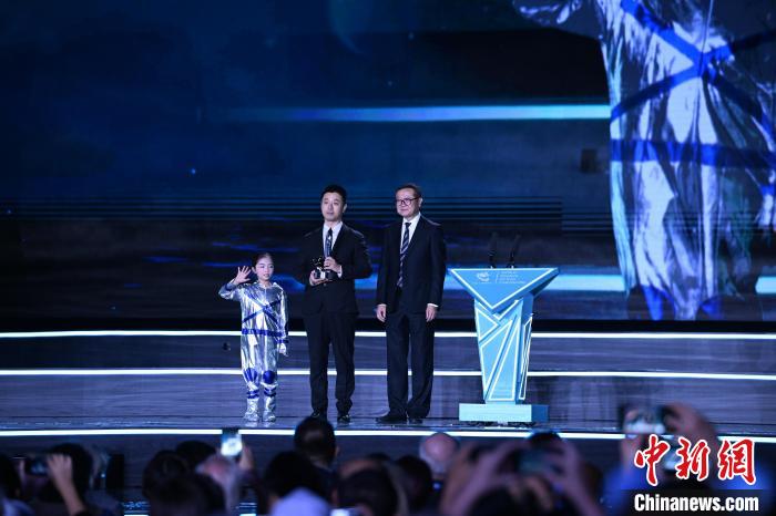 10月21日，2023雨果獎在成都揭曉。中國科幻作家海漄憑小說《時空畫師》獲2023雨果獎“最佳短中篇小說”?！D片由第81屆世界科幻大會組委會提供