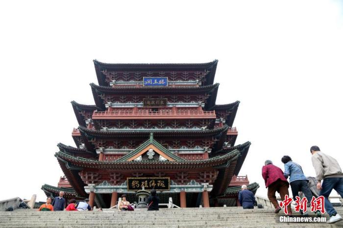 資料圖：中國農(nóng)歷九月初九，重陽佳節(jié)。民眾來到位于江西南昌的滕王閣旅游區(qū)，登高祈福。<a target='_blank' href='/'><p  align=