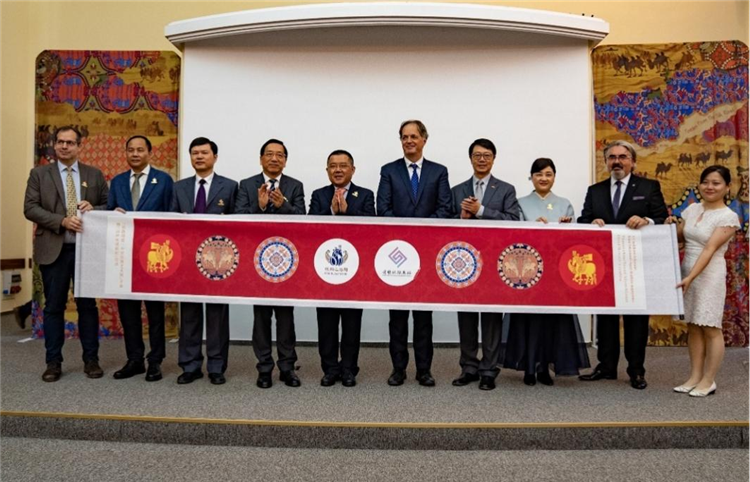 “絲路綺粲—中國絲綢藝術(shù)展”開幕式在匈牙利首都布達(dá)佩斯舉行。布達(dá)佩斯中國文化中心供圖