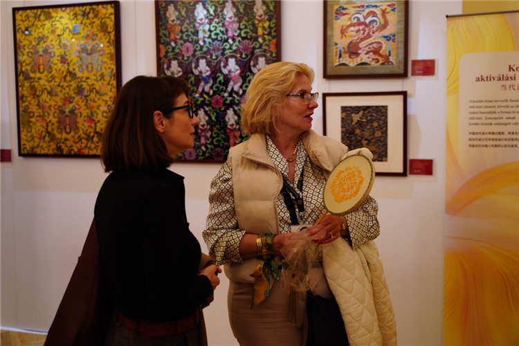 游客觀賞。布達(dá)佩斯中國文化中心供圖