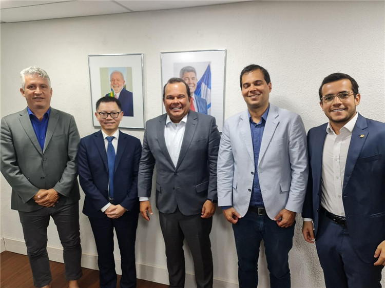 巴伊亞州副州長(zhǎng)杰拉爾多·儒尼奧爾（中）與中國(guó)—巴伊亞州礦業(yè)委員會(huì)主要成員合影。巴西巴伊亞州“中國(guó)—巴伊亞州礦業(yè)委員會(huì)”供圖