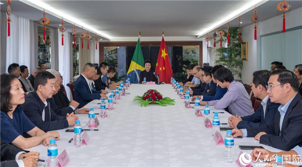 當(dāng)?shù)貢r間10月23日，國務(wù)院僑務(wù)辦公室主任陳旭（中）在巴西里約熱內(nèi)盧出席國務(wù)院僑辦代表團(tuán)與里約僑界座談會。  王天聰 攝