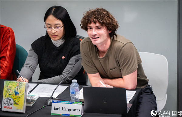 4、英國漢學(xué)家沈如風(fēng)對(duì)中國文學(xué)譯作的未來充滿期待。郭錦標(biāo)攝