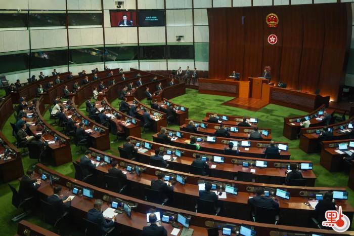 李家超在立法會(huì)宣讀新一份施政報(bào)告。圖片來(lái)源：香港“點(diǎn)新聞” 麥鈞杰 攝