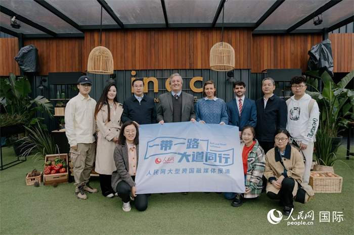 在烏拉圭第118屆普拉多牧農(nóng)業(yè)國(guó)際博覽會(huì)上，烏拉圭國(guó)家肉類協(xié)會(huì)主席與人民網(wǎng)記者合影。人民網(wǎng)記者 張若涵攝