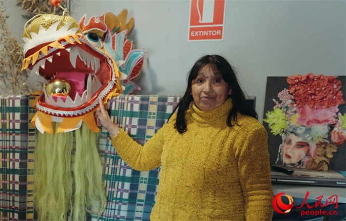 “熊貓閱覽室”一角。盧漢·梅洛為記者展示大使館贈送的龍頭。人民網(wǎng)記者 張若涵攝