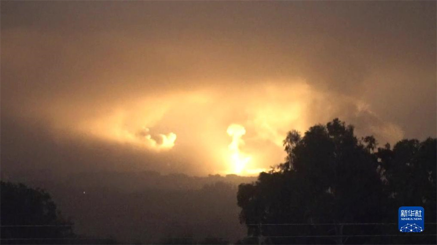 這張從以色列國防軍發(fā)布視頻中截取的圖片顯示，10月27日晚，以軍進入加沙地帶開展地面行動。新華社發(fā)