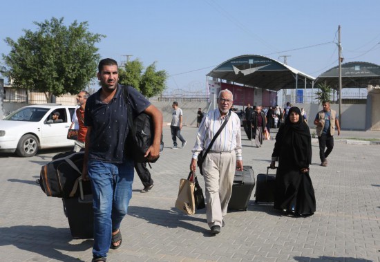   11月1日，人們在拉法口岸加沙一側(cè)準備前往埃及。新華社發(fā)（哈立德·奧馬爾攝）