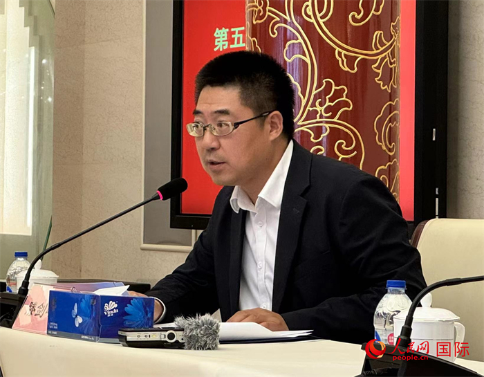 10月31日，歐美同學(xué)會(huì)副秘書長滕劍峰在第五屆中法文化論壇媒體吹風(fēng)會(huì)上講話。（人民網(wǎng) 謝瑩攝）