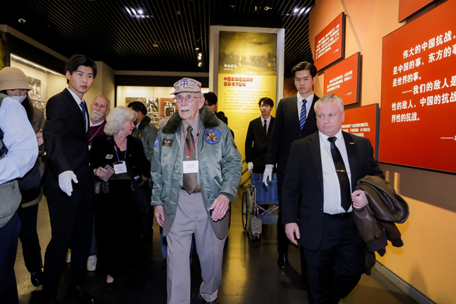 2023年10月30日，美國飛虎隊老兵梅爾·麥克馬倫一行參訪中國人民抗日戰(zhàn)爭紀念館。中國人民對外友好協(xié)會供圖