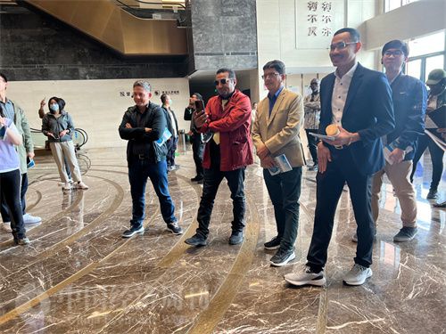   （外媒記者參觀中國藥都中醫(yī)藥博物館。中國經(jīng)濟(jì)周刊記者 郭志強(qiáng) 攝）