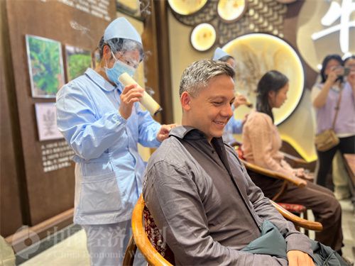   （外媒記者體驗艾灸。中國經(jīng)濟(jì)周刊記者 郭志強(qiáng) 攝）