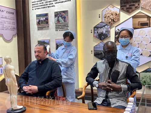   （外媒記者爭先恐后體驗艾灸，直呼神奇。中國經(jīng)濟(jì)周刊記者 郭志強(qiáng) 攝）