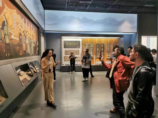  2023“一帶一路”媒體合作論壇聯(lián)合采訪團(tuán)參觀中國藥都中醫(yī)藥博物館。（本報(bào)記者 黃超攝）