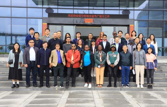   2023“一帶一路”媒體合作論壇聯(lián)合采訪團(tuán)參觀國(guó)家電投江西公司新余市綜合智慧零碳電廠。（受訪者供圖）