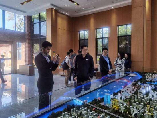 　　10月24日，2023“一帶一路”媒體合作論壇聯(lián)合采訪團(tuán)團(tuán)員在清水塘投資集團(tuán)招商服務(wù)中心參觀。本報(bào)記者 常雯宜攝