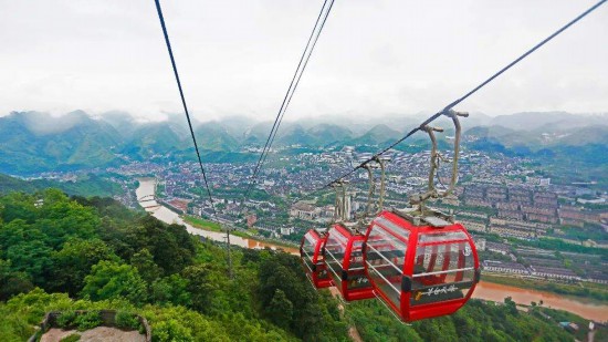 　　在纜車上俯瞰赤水河及茅臺鎮(zhèn)風景。資料圖片