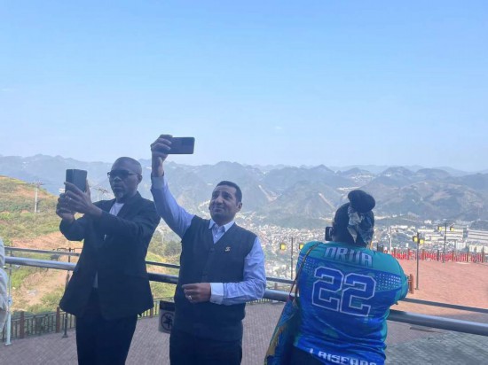 　　外媒記者在天釀景區(qū)拍照留念。本報記者葉子攝