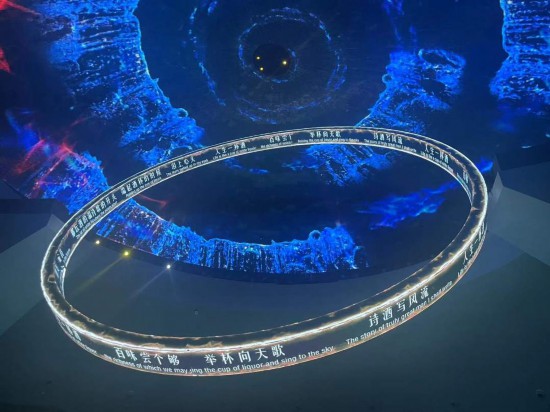 　　《天釀》演出中，屏幕上展示的歌詞。本報記者葉子攝