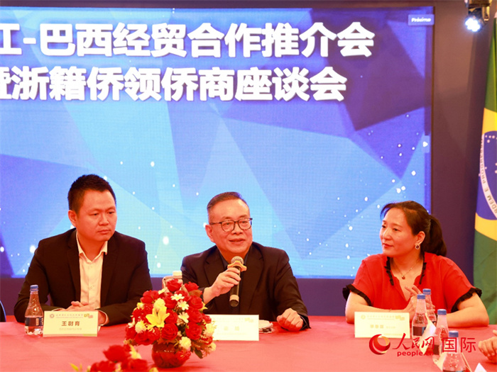 浙江海外聯(lián)誼會(huì)常務(wù)副會(huì)長徐旭（中）和與會(huì)僑領(lǐng)僑商座談。人民網(wǎng)記者 陳海琪攝