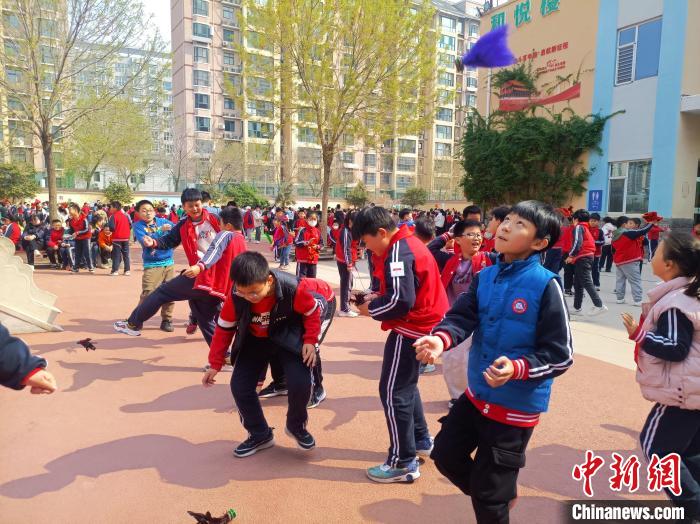 資料圖：小學(xué)生在大課間踢毽子。黃建 攝