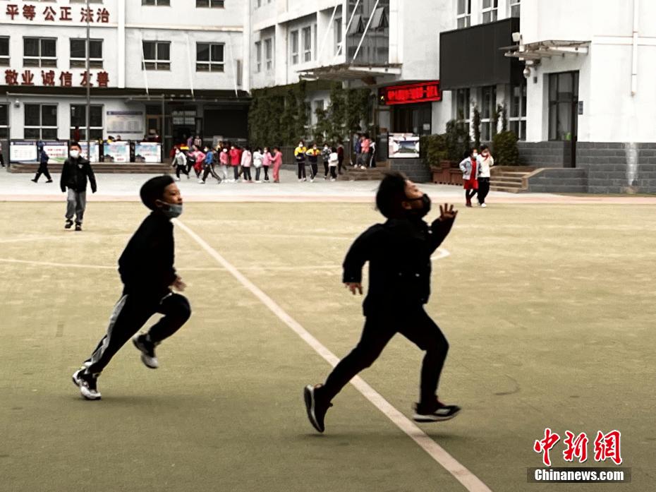 資料圖：學(xué)生們在課間玩耍。